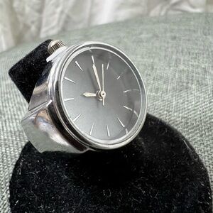 Fashion Jewelry Unisex Finger Watch Fits Up To A Size 13 Finger Size. Works☑️